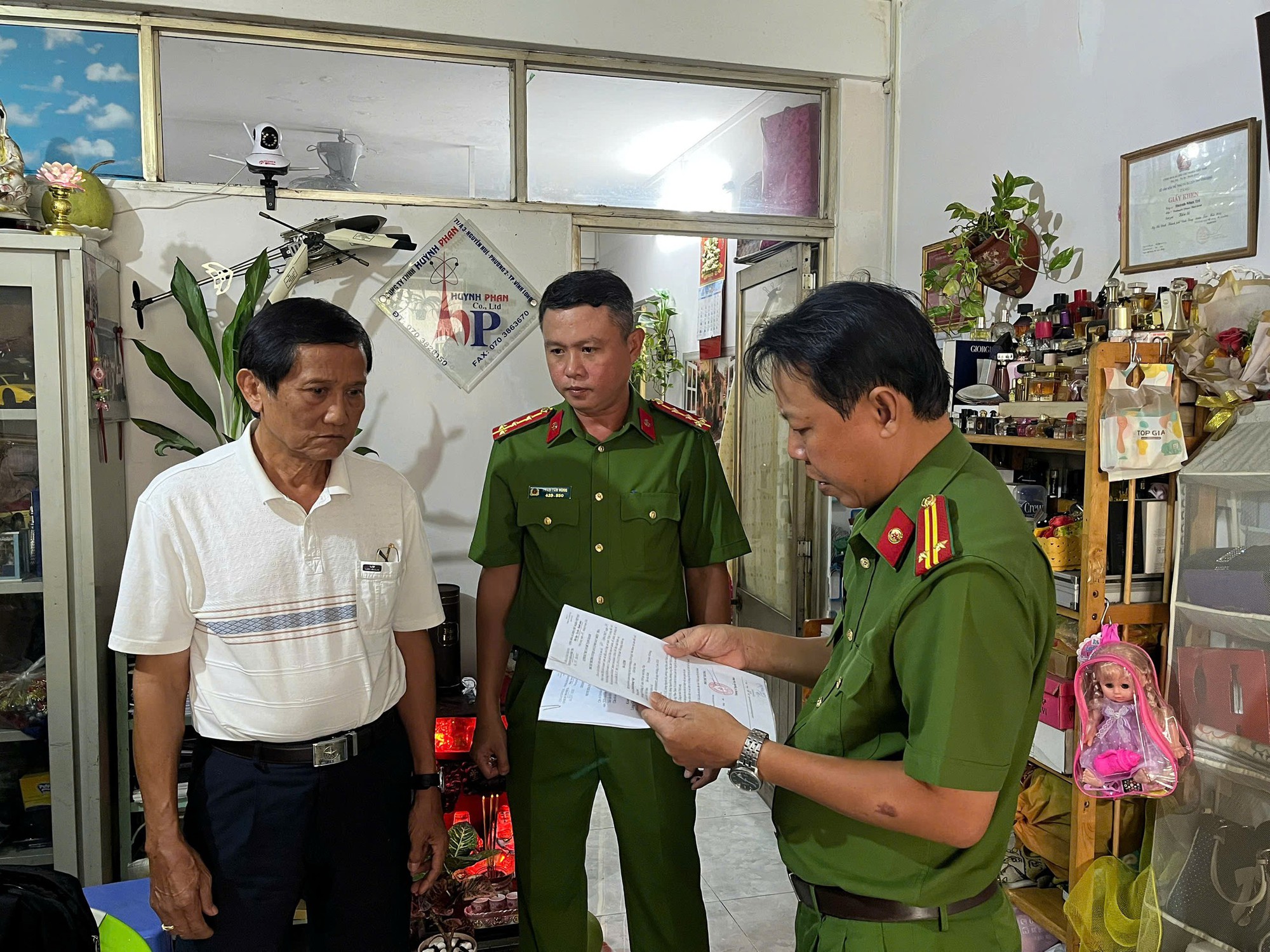 Thi h&agrave;nh lệnh bắt tạm giam c&aacute;n bộ kỹ thuật Huỳnh Ho&agrave;ng Việt 68 tuổi - Ảnh 1.