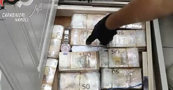 Đột k&iacute;ch căn nh&agrave; của x&atilde; hội đen, cảnh s&aacute;t đập tường, lật s&agrave;n tịch thu hơn 600 cọc tiền mặt bọc nilon trị gi&aacute; 95 tỷ đồng, phải lấy h&agrave;ng loạt x&ocirc; nhựa để đưa tiền ra ngo&agrave;i - Ảnh 1.