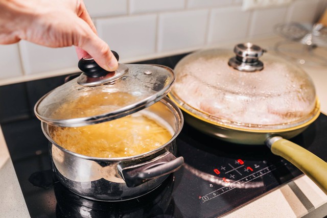 Vung nồi bỗng d&iacute;nh chặt v&agrave;o mặt bếp: Nhấc l&ecirc;n ngay l&agrave; điều n&ecirc;n tr&aacute;nh- Ảnh 1.