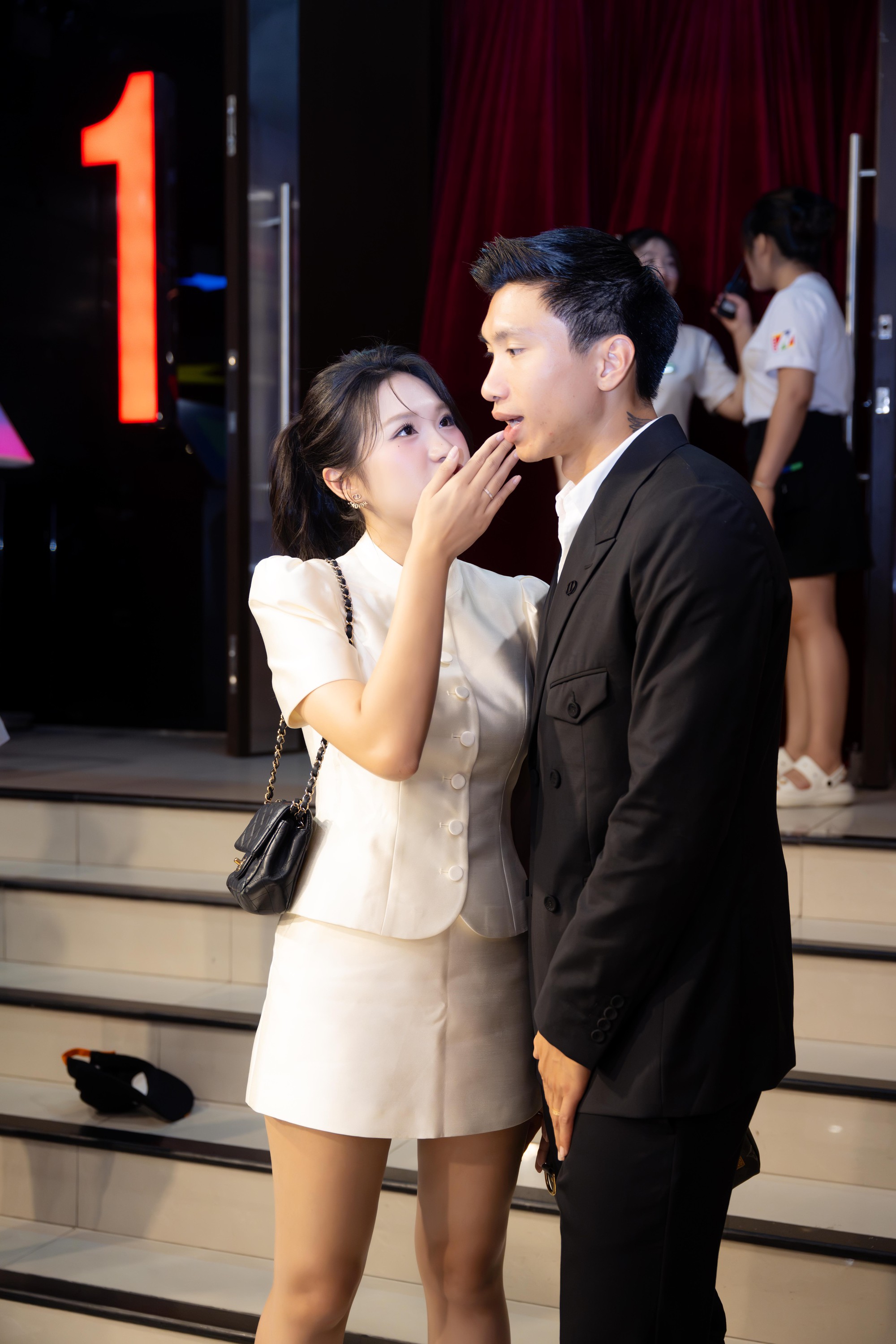 Đoàn Văn Hậu - Doãn Hải My lộ diện sau ồn ào, đẹp nức nở dùng kính lúp soi cũng không ra khuyết điểm- Ảnh 2.