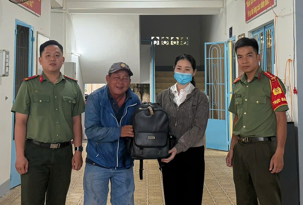 Phát hiện 7 nhẫn vàng 24K và cọc tiền 38 triệu đồng nằm chơ vơ trên đường QL53- Ảnh 1.