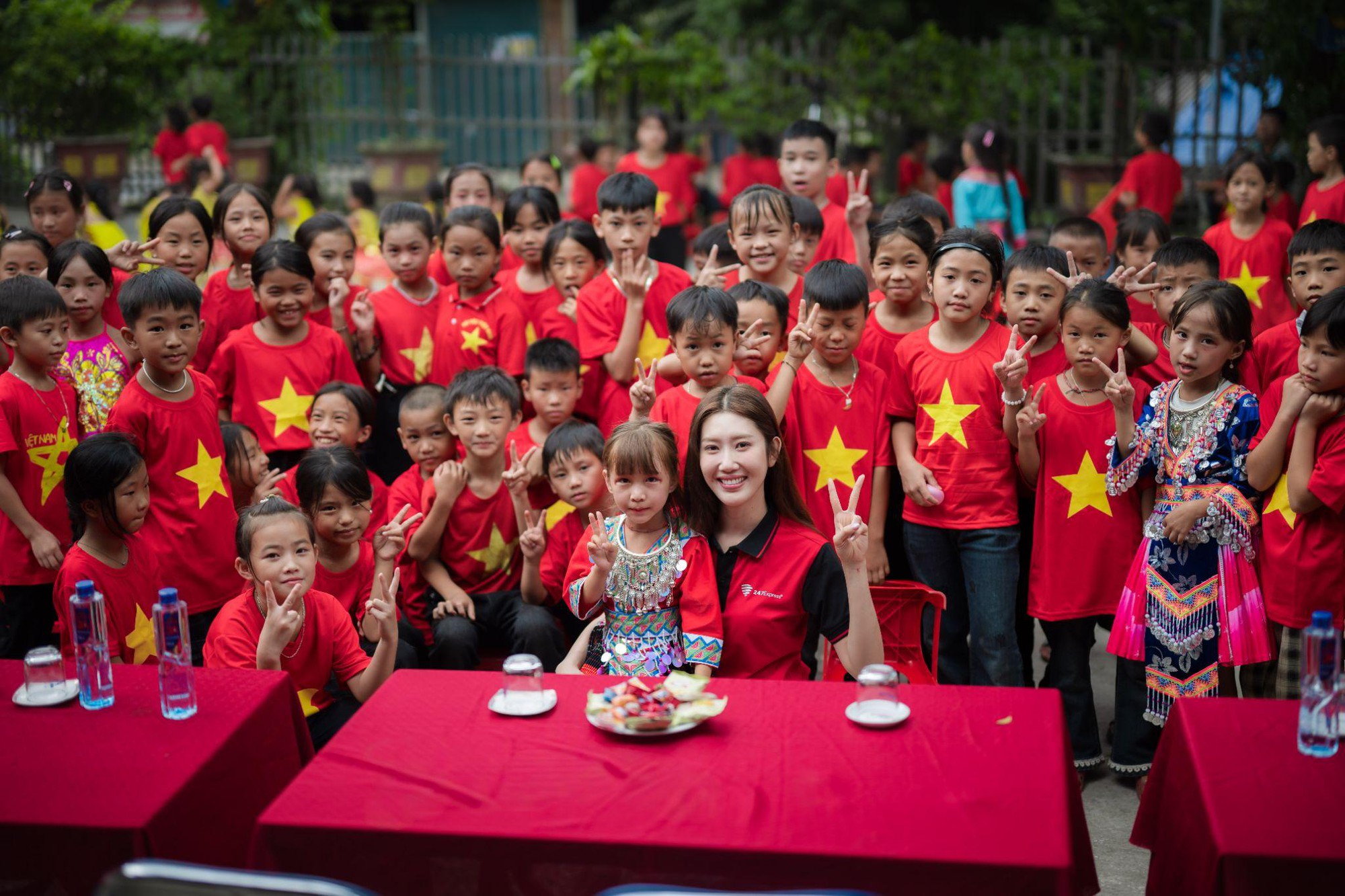 Thúy Ngân tiết lộ lần đầu làm những chuyện này khiến hơn 1.300 em nhỏ vui mừng cùng cô - Ảnh 1.