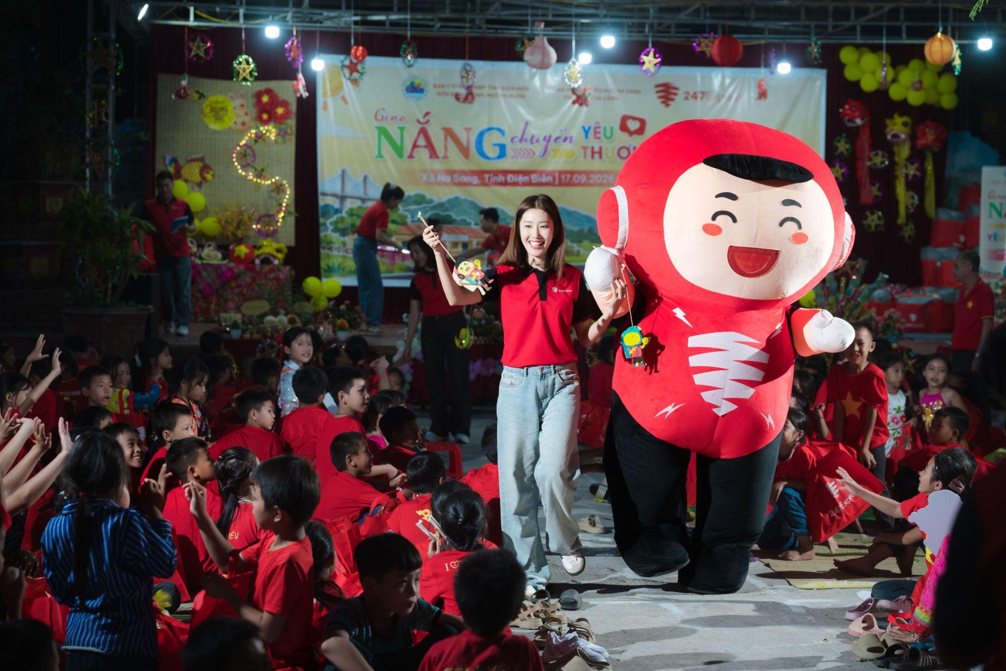 Thúy Ngân tiết lộ lần đầu làm những chuyện này khiến hơn 1.300 em nhỏ vui mừng cùng cô - Ảnh 2.