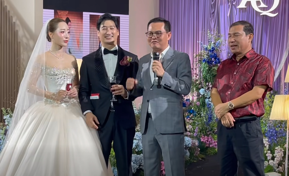 Nam NSƯT v&agrave; vợ 3 ngại ng&ugrave;ng khi Quang Thắng y&ecirc;u cầu h&ocirc;n kiểu Ph&aacute;p trước đ&aacute;m đ&ocirc;ng- Ảnh 1.