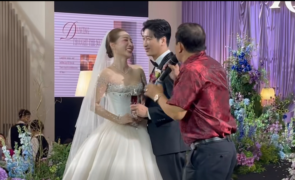 Nam NSƯT v&agrave; vợ 3 ngại ng&ugrave;ng khi Quang Thắng y&ecirc;u cầu h&ocirc;n kiểu Ph&aacute;p trước đ&aacute;m đ&ocirc;ng- Ảnh 2.