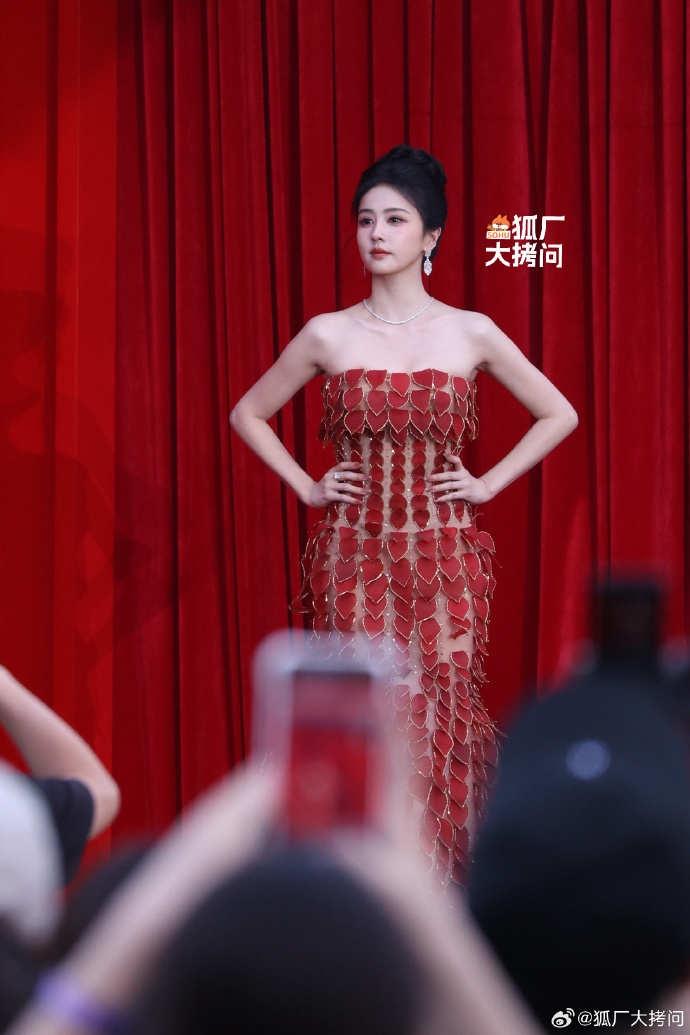 Sự kiện hot nhất đ&ecirc;m Trung thu: L&acirc;m Duẫn diện v&aacute;y Việt so đọ Na Tr&aacute;t, 1 Chị Đẹp hở cả mảng lưng trần g&acirc;y ngộp thở- Ảnh 9.