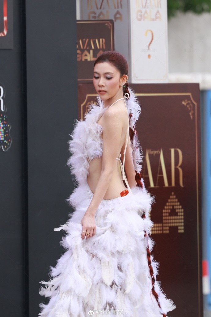 Sự kiện hot nhất đ&ecirc;m Trung thu: L&acirc;m Duẫn diện v&aacute;y Việt so đọ Na Tr&aacute;t, 1 Chị Đẹp hở cả mảng lưng trần g&acirc;y ngộp thở- Ảnh 17.
