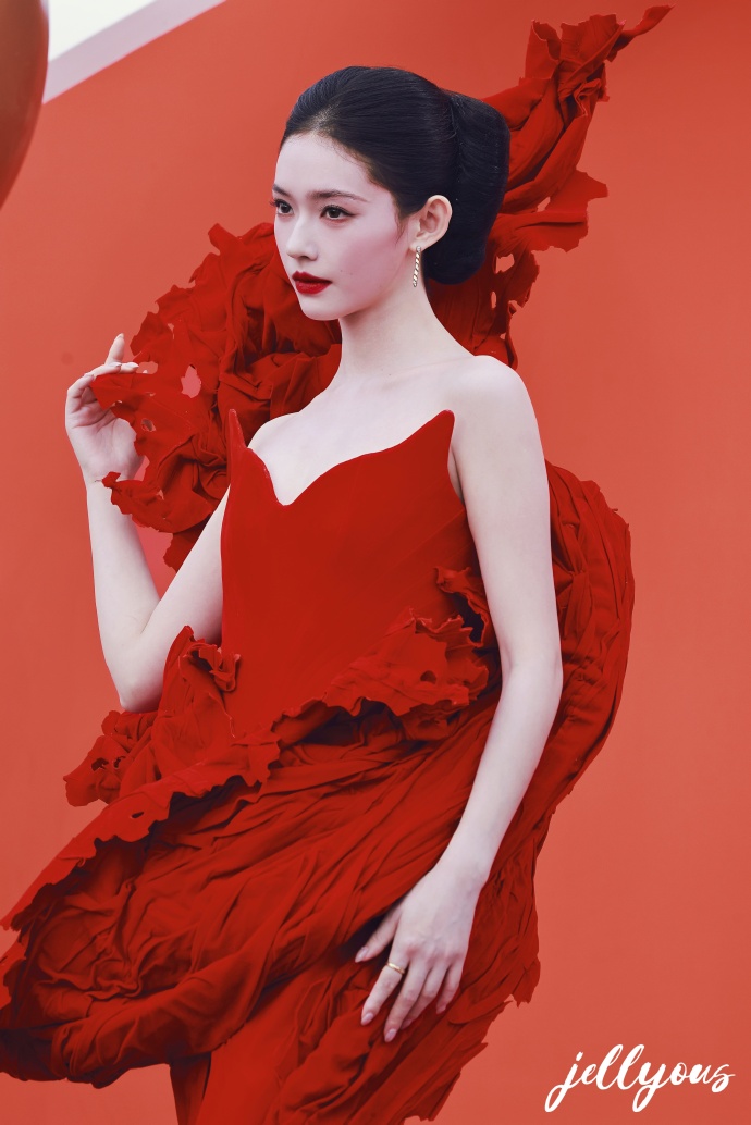 Sự kiện hot nhất đ&ecirc;m Trung thu: L&acirc;m Duẫn diện v&aacute;y Việt so đọ Na Tr&aacute;t, 1 Chị Đẹp hở cả mảng lưng trần g&acirc;y ngộp thở- Ảnh 2.