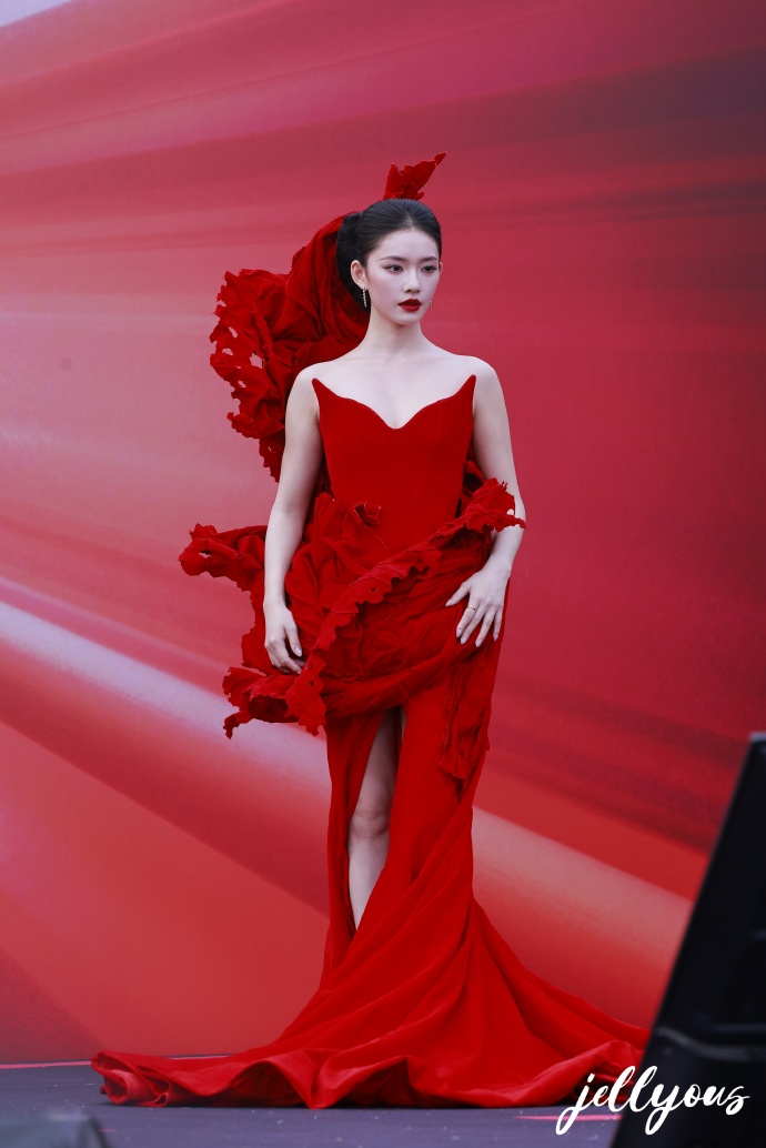 Sự kiện hot nhất đ&ecirc;m Trung thu: L&acirc;m Duẫn diện v&aacute;y Việt so đọ Na Tr&aacute;t, 1 Chị Đẹp hở cả mảng lưng trần g&acirc;y ngộp thở- Ảnh 4.