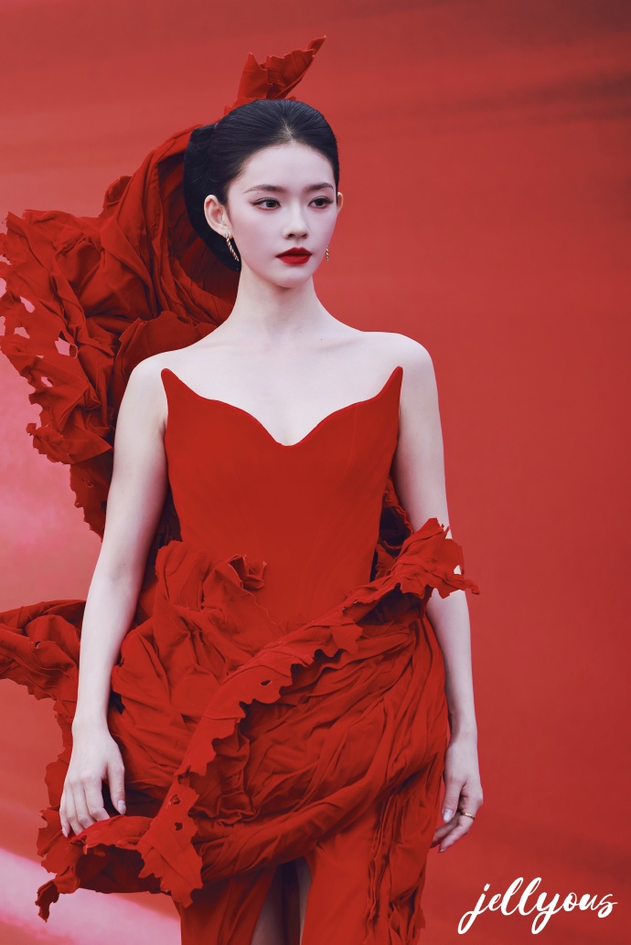 Sự kiện hot nhất đ&ecirc;m Trung thu: L&acirc;m Duẫn diện v&aacute;y Việt so đọ Na Tr&aacute;t, 1 Chị Đẹp hở cả mảng lưng trần g&acirc;y ngộp thở- Ảnh 3.