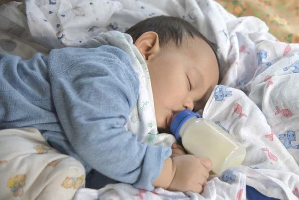 Trẻ kh&ocirc;ng ăn kẹo nhưng vẫn bị s&acirc;u răng th&igrave; mẹ n&ecirc;n cẩn thận với 4 th&oacute;i quen  - Ảnh 1.