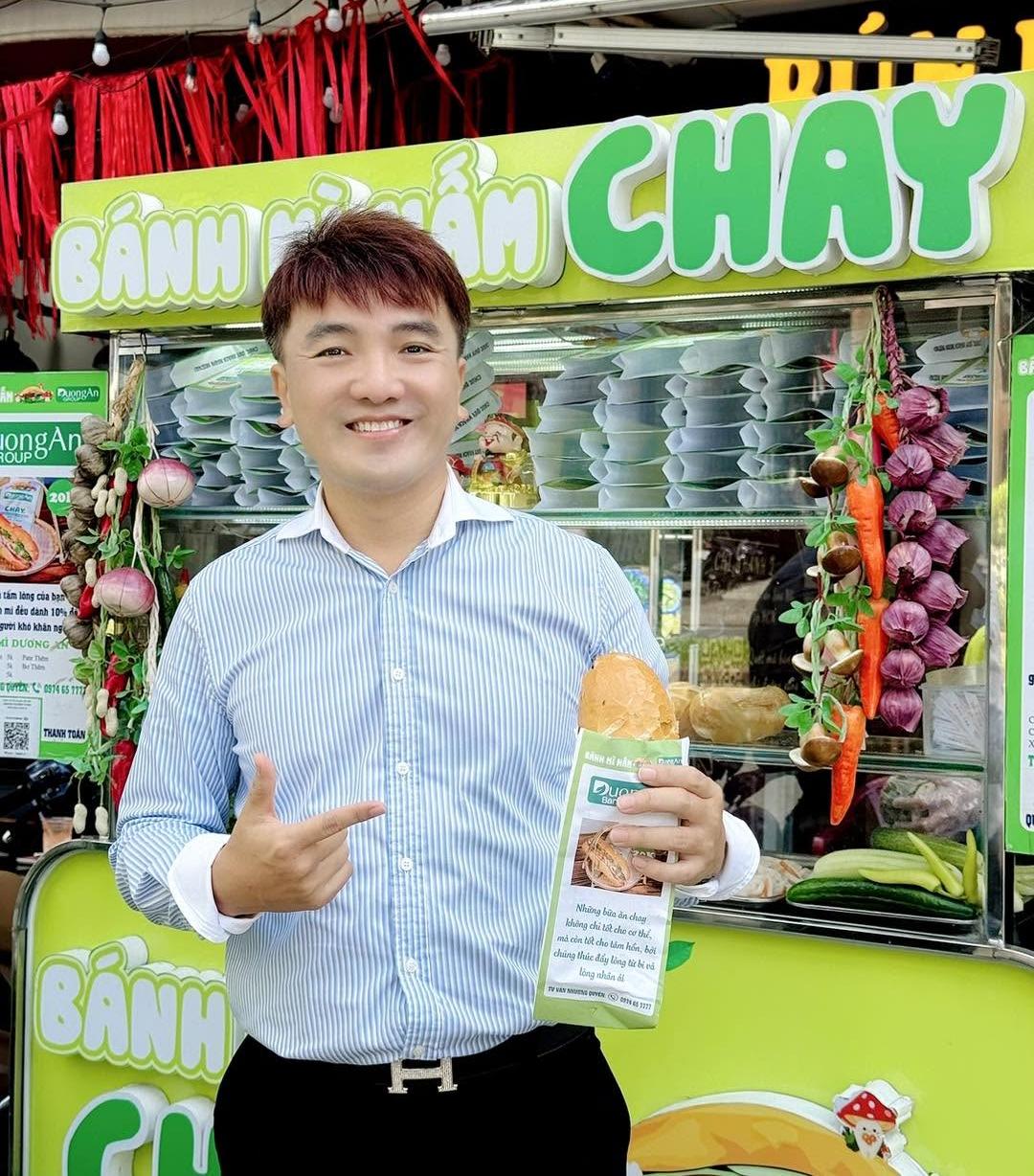 Nam ca sĩ đ&igrave;nh đ&aacute;m U50 đi b&aacute;n b&aacute;nh m&igrave; khắp TP.HCM- Ảnh 2.