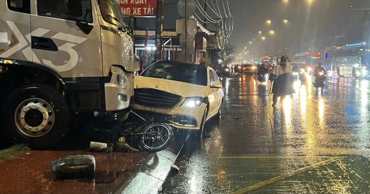 Xe Mercedes t&ocirc;ng 6 xe m&aacute;y khiến một người tử vong, nhiều người bị thương ở TP.HCM- Ảnh 1.