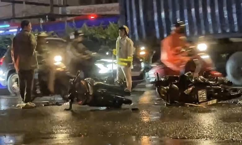 Xe Mercedes t&ocirc;ng 6 xe m&aacute;y khiến một người tử vong, nhiều người bị thương ở TP.HCM- Ảnh 2.