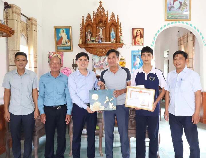 Nam sinh lao xuống nước cứu 2 em nhỏ được Chủ tịch tỉnh tặng Bằng khen- Ảnh 2.