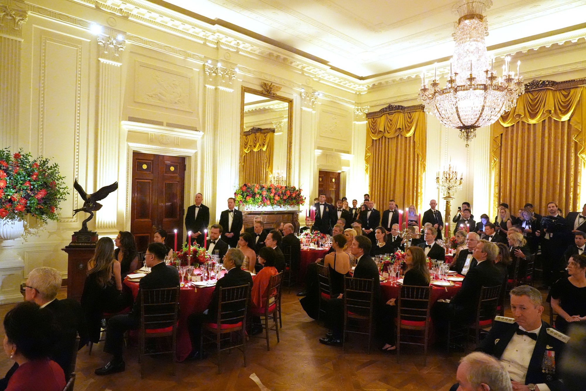 Hơn 130 kh&aacute;ch dự quốc yến, 4 c&aacute;i t&ecirc;n ngồi c&ugrave;ng b&agrave;n Tổng thống Donald Trump v&agrave; Chủ tịch Trung Quốc Tập Cận B&igrave;nh c&oacute; g&igrave; đặc biệt?- Ảnh 2.