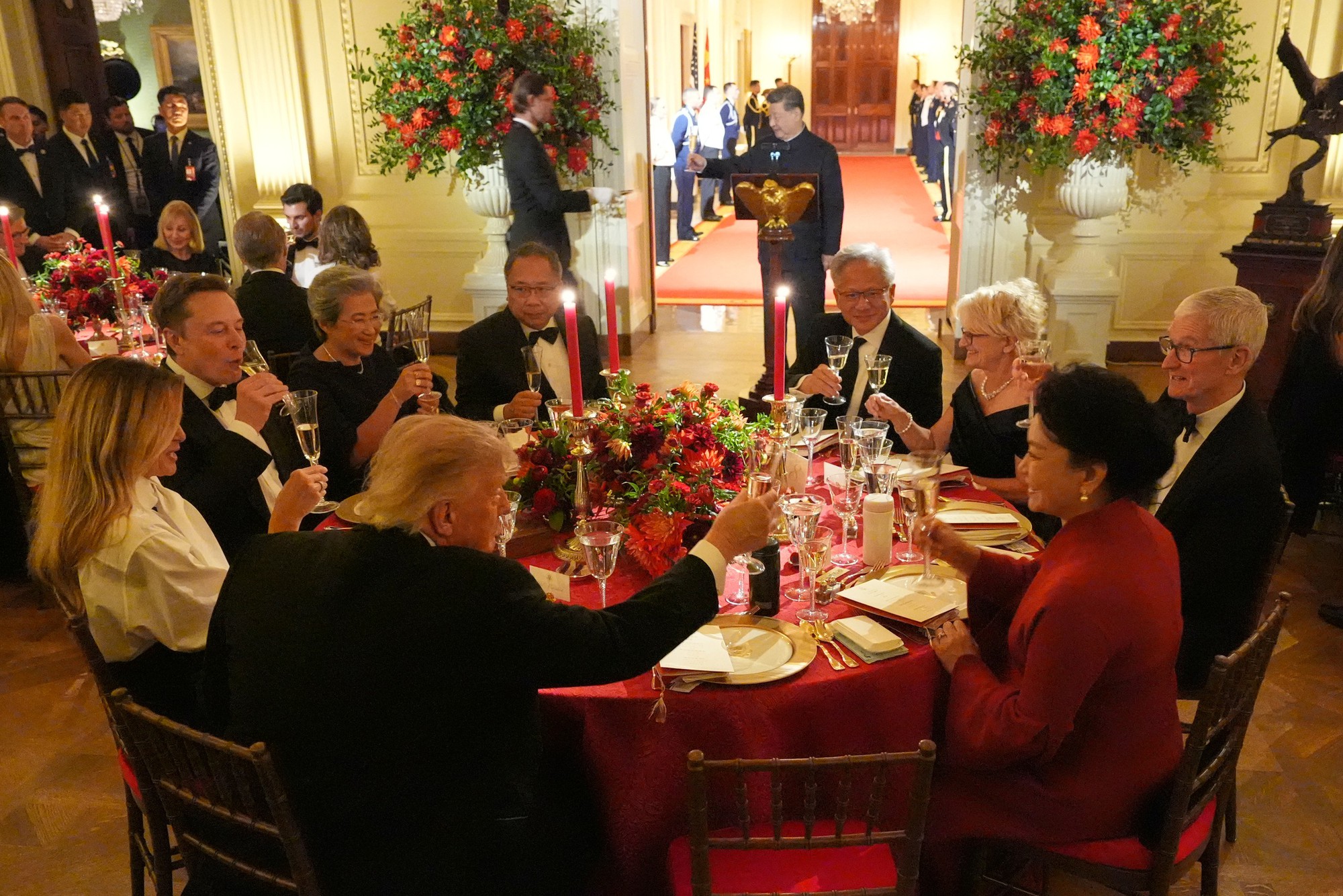 Hơn 130 kh&aacute;ch dự quốc yến, 4 c&aacute;i t&ecirc;n ngồi c&ugrave;ng b&agrave;n Tổng thống Donald Trump v&agrave; Chủ tịch Trung Quốc Tập Cận B&igrave;nh c&oacute; g&igrave; đặc biệt?- Ảnh 1.