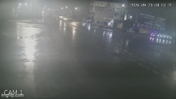 Vụ xe kh&aacute;ch lật nghi&ecirc;ng, 2 người tử vong: Nghe tiếng con kh&oacute;c m&agrave; kh&ocirc;ng thể gi&uacute;p được g&igrave;- Ảnh 1.