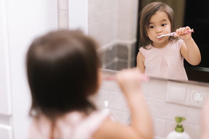 Trẻ kh&ocirc;ng ăn kẹo nhưng vẫn bị s&acirc;u răng th&igrave; mẹ n&ecirc;n cẩn thận với 4 th&oacute;i quen  - Ảnh 3.