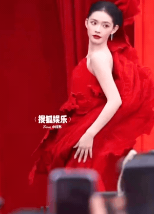 Sự kiện hot nhất đ&ecirc;m Trung thu: L&acirc;m Duẫn diện v&aacute;y Việt so đọ Na Tr&aacute;t, 1 Chị Đẹp hở cả mảng lưng trần g&acirc;y ngộp thở- Ảnh 1.