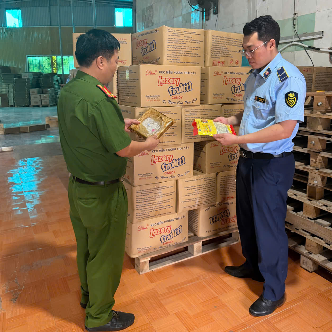 Ph&aacute;t hiện hơn 3.000 b&aacute;nh Trung thu kh&ocirc;ng r&otilde; xuất xứ, kh&ocirc;ng c&oacute; ng&agrave;y sản xuất, hạn sử dụng - Ảnh 1.