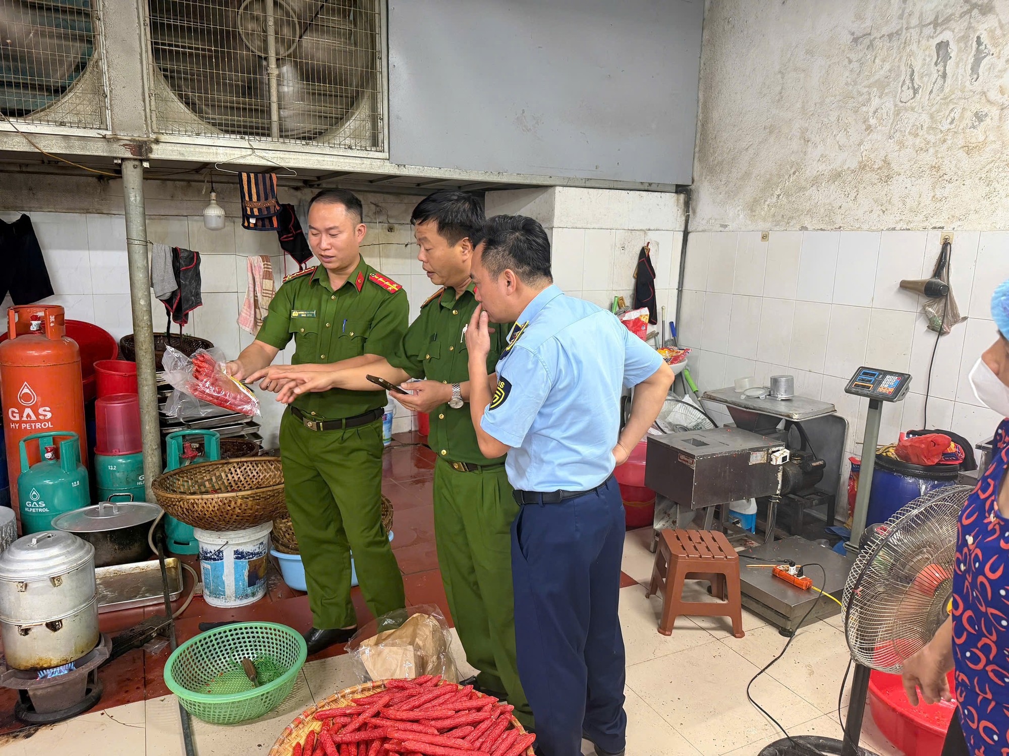 Ph&aacute;t hiện hơn 3.000 b&aacute;nh Trung thu kh&ocirc;ng r&otilde; xuất xứ, kh&ocirc;ng c&oacute; ng&agrave;y sản xuất, hạn sử dụng - Ảnh 2.