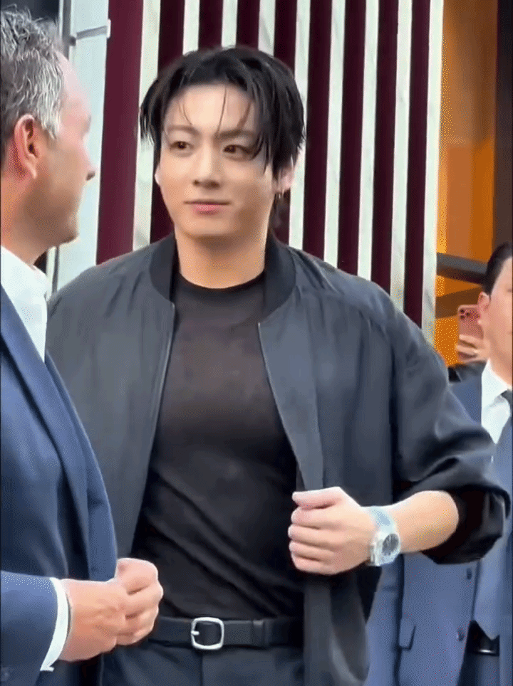 Jungkook nảy nở sau 1 năm- Ảnh 1.