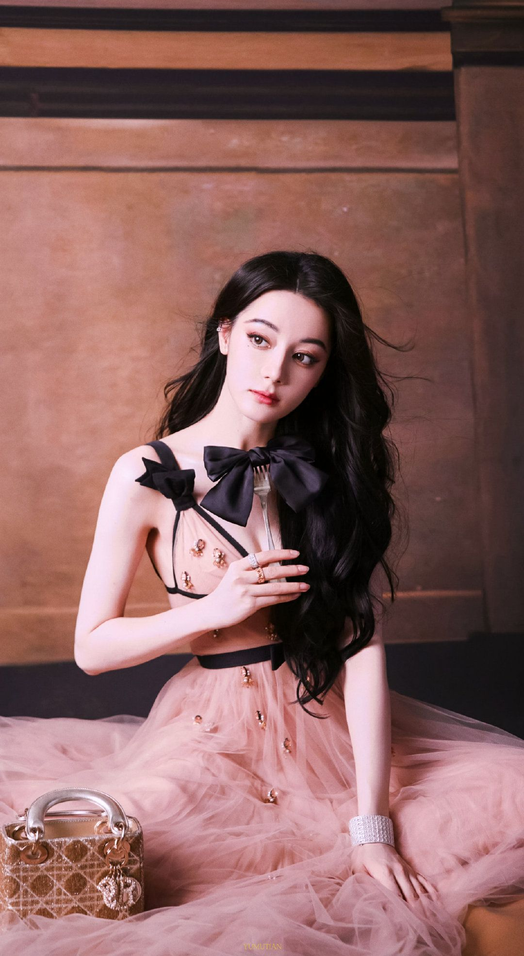 Địch Lệ Nhiệt Ba cũng có ngày này- Ảnh 9.