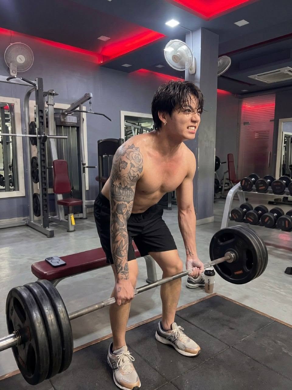 Jungkook nảy nở sau 1 năm- Ảnh 12.