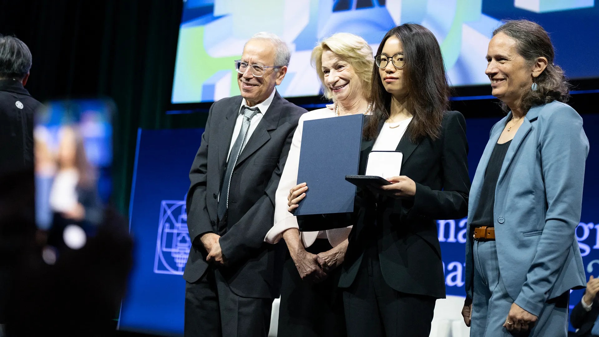 Thu nhập của người phụ nữ duy nhất gi&agrave;nh giải "Nobel To&aacute;n học" năm 2026 - Ảnh 2.