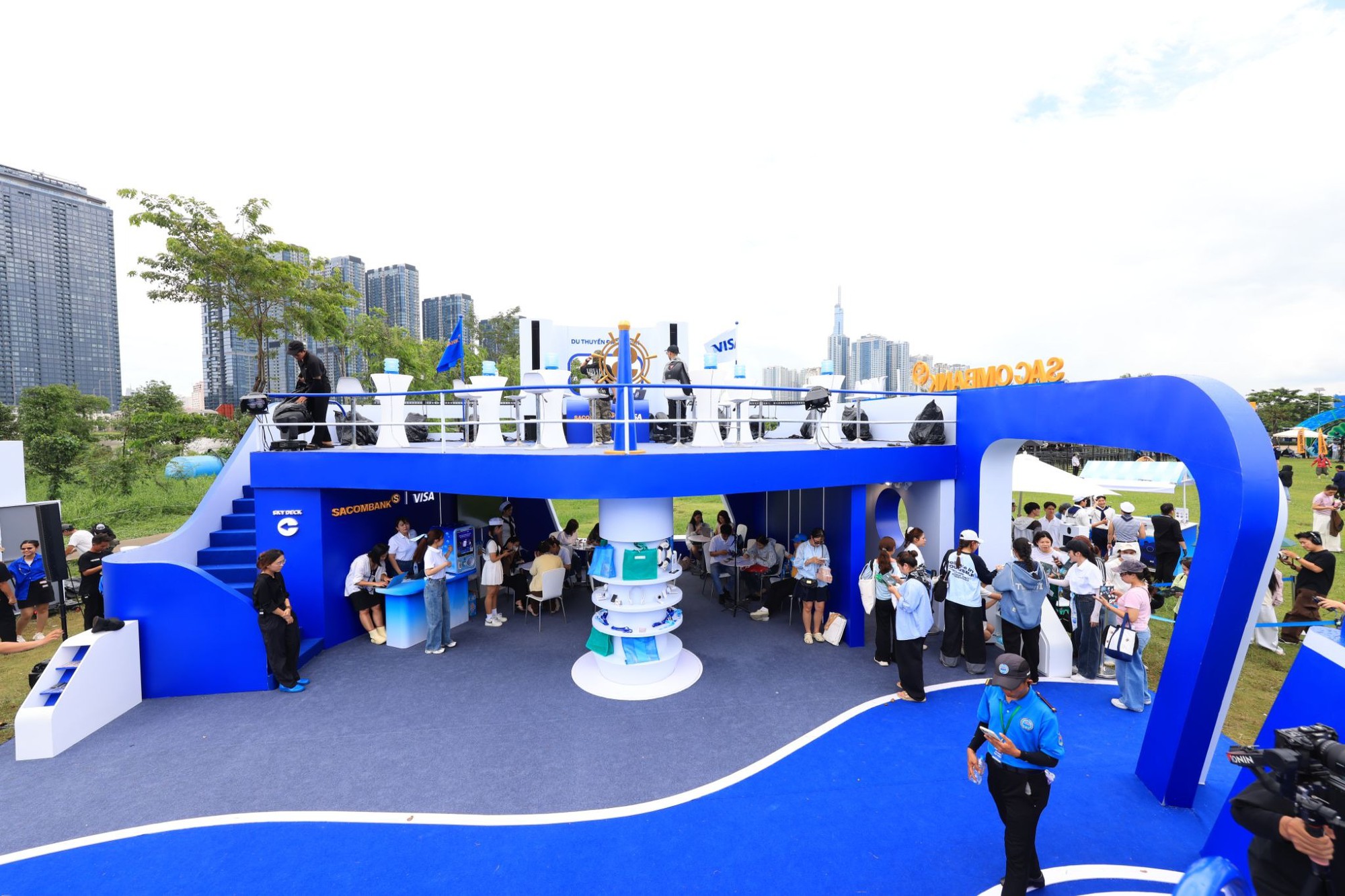 C&oacute; g&igrave; b&ecirc;n trong &ldquo;Si&ecirc;u du thuyền&rdquo; SACOMBANK Visa tại concert The Siren World Opens 2026? - Ảnh 1.
