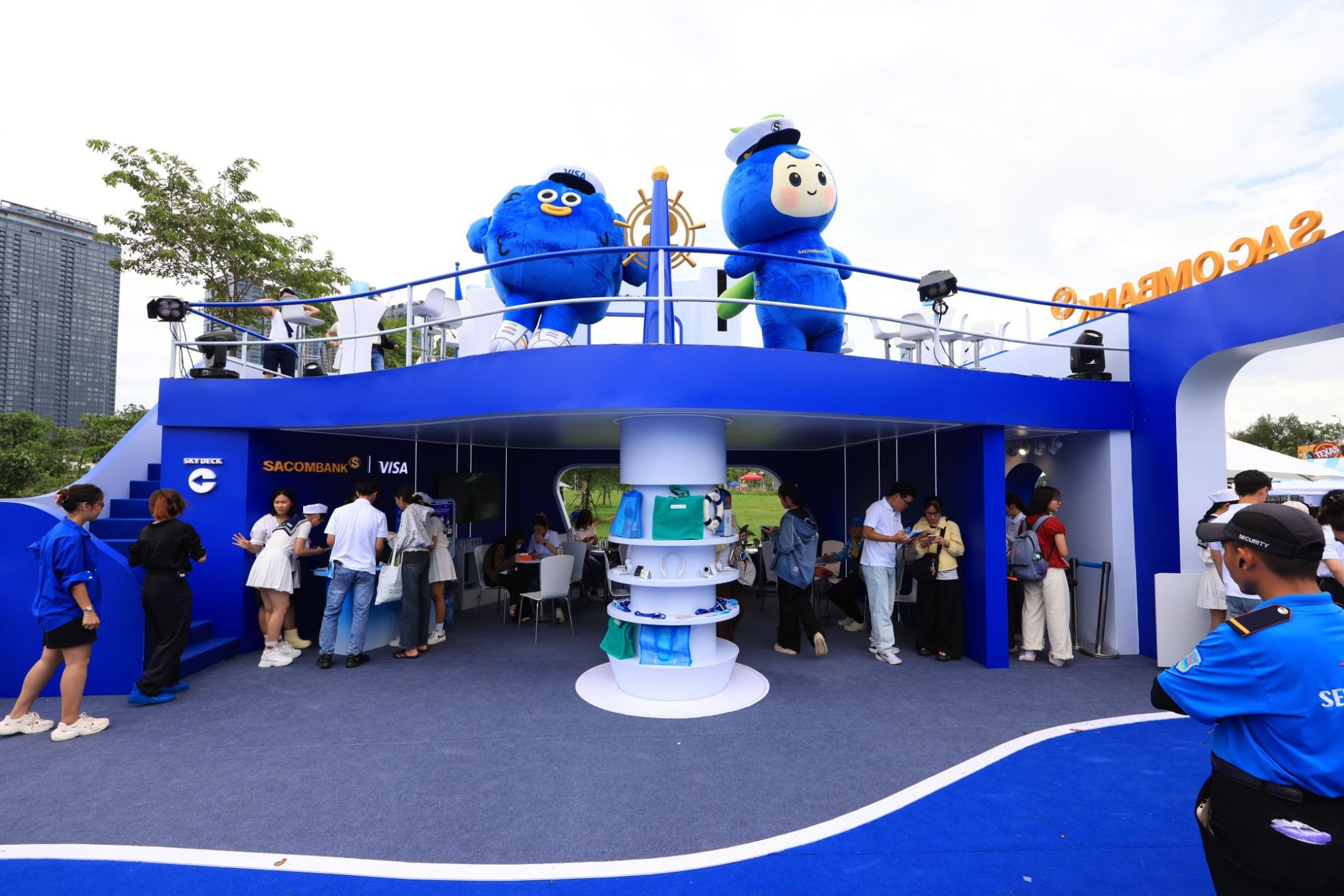 C&oacute; g&igrave; b&ecirc;n trong &ldquo;Si&ecirc;u du thuyền&rdquo; SACOMBANK Visa tại concert The Siren World Opens 2026? - Ảnh 2.