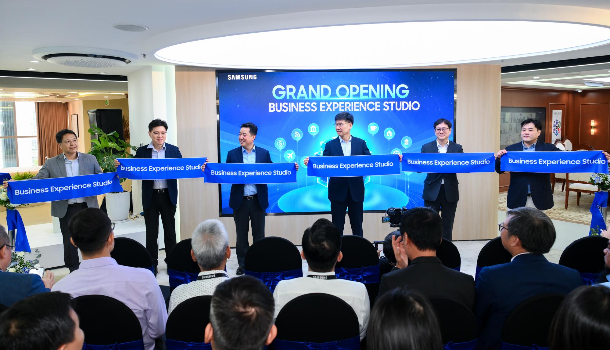 B&ecirc;n trong kh&ocirc;ng gian 522 m&sup2; Samsung vừa mở giữa H&agrave; Nội: m&agrave;n h&igrave;nh 3D kh&ocirc;ng cần k&iacute;nh, m&agrave;n h&igrave;nh ti&ecirc;u thụ 0,00 W v&agrave; một trung t&acirc;m điều h&agrave;nh thu nhỏ - Ảnh 1.