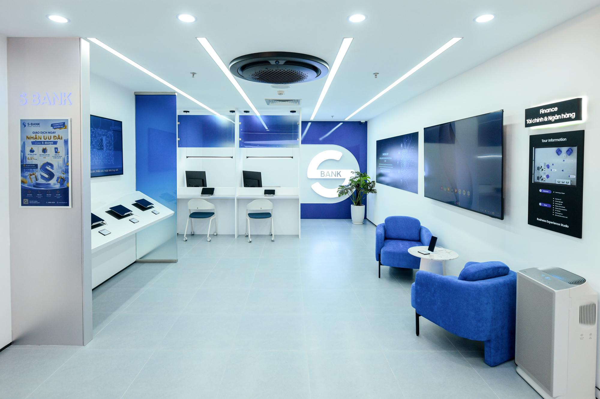 B&ecirc;n trong kh&ocirc;ng gian 522 m&sup2; Samsung vừa mở giữa H&agrave; Nội: m&agrave;n h&igrave;nh 3D kh&ocirc;ng cần k&iacute;nh, m&agrave;n h&igrave;nh ti&ecirc;u thụ 0,00 W v&agrave; một trung t&acirc;m điều h&agrave;nh thu nhỏ - Ảnh 2.