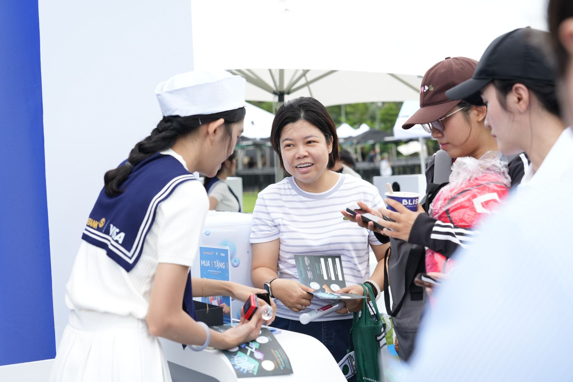 C&oacute; g&igrave; b&ecirc;n trong &ldquo;Si&ecirc;u du thuyền&rdquo; SACOMBANK Visa tại concert The Siren World Opens 2026? - Ảnh 12.