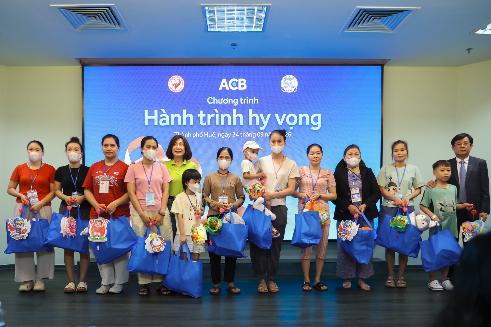 Hành trình Hy vọng đến Huế: ACB trao 500 triệu đồng hỗ trợ bệnh nhi nhân dịp Trung thu - Ảnh 3.