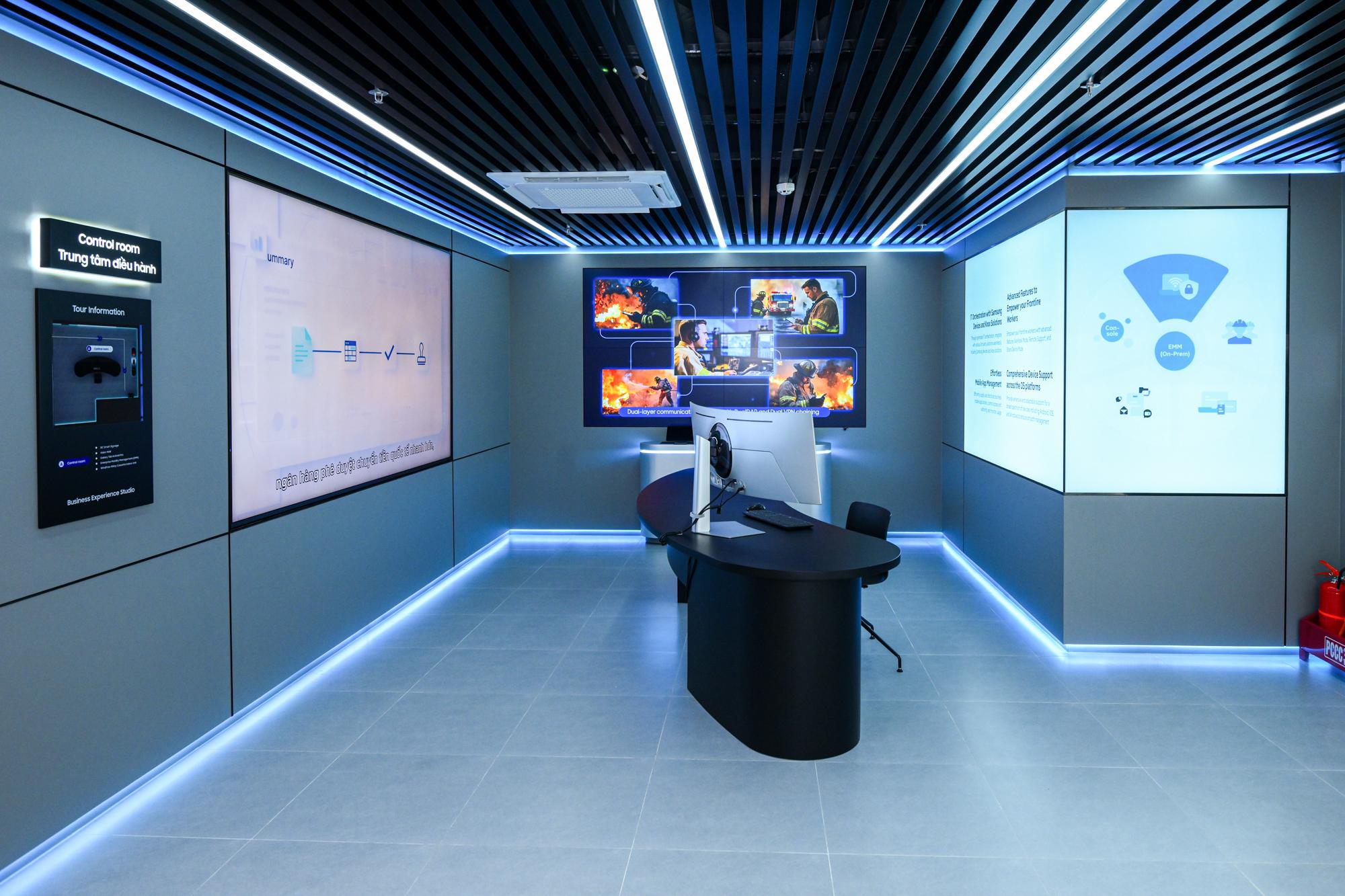 B&ecirc;n trong kh&ocirc;ng gian 522 m&sup2; Samsung vừa mở giữa H&agrave; Nội: m&agrave;n h&igrave;nh 3D kh&ocirc;ng cần k&iacute;nh, m&agrave;n h&igrave;nh ti&ecirc;u thụ 0,00 W v&agrave; một trung t&acirc;m điều h&agrave;nh thu nhỏ - Ảnh 3.