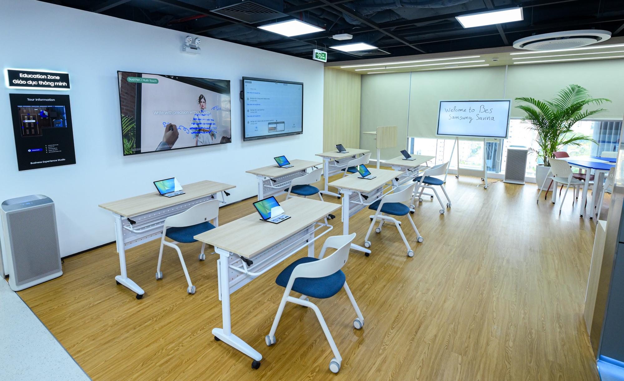 B&ecirc;n trong kh&ocirc;ng gian 522 m&sup2; Samsung vừa mở giữa H&agrave; Nội: m&agrave;n h&igrave;nh 3D kh&ocirc;ng cần k&iacute;nh, m&agrave;n h&igrave;nh ti&ecirc;u thụ 0,00 W v&agrave; một trung t&acirc;m điều h&agrave;nh thu nhỏ - Ảnh 4.