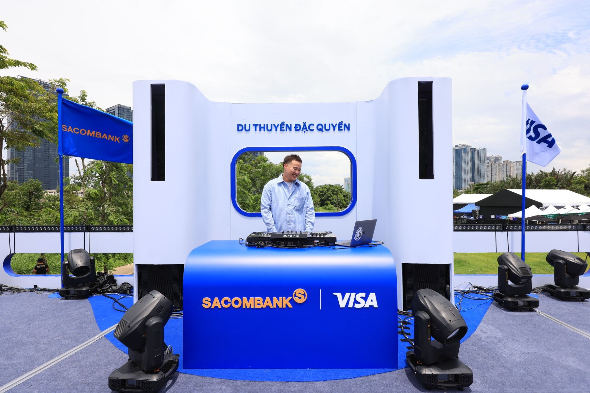 C&oacute; g&igrave; b&ecirc;n trong &ldquo;Si&ecirc;u du thuyền&rdquo; SACOMBANK Visa tại concert The Siren World Opens 2026? - Ảnh 8.