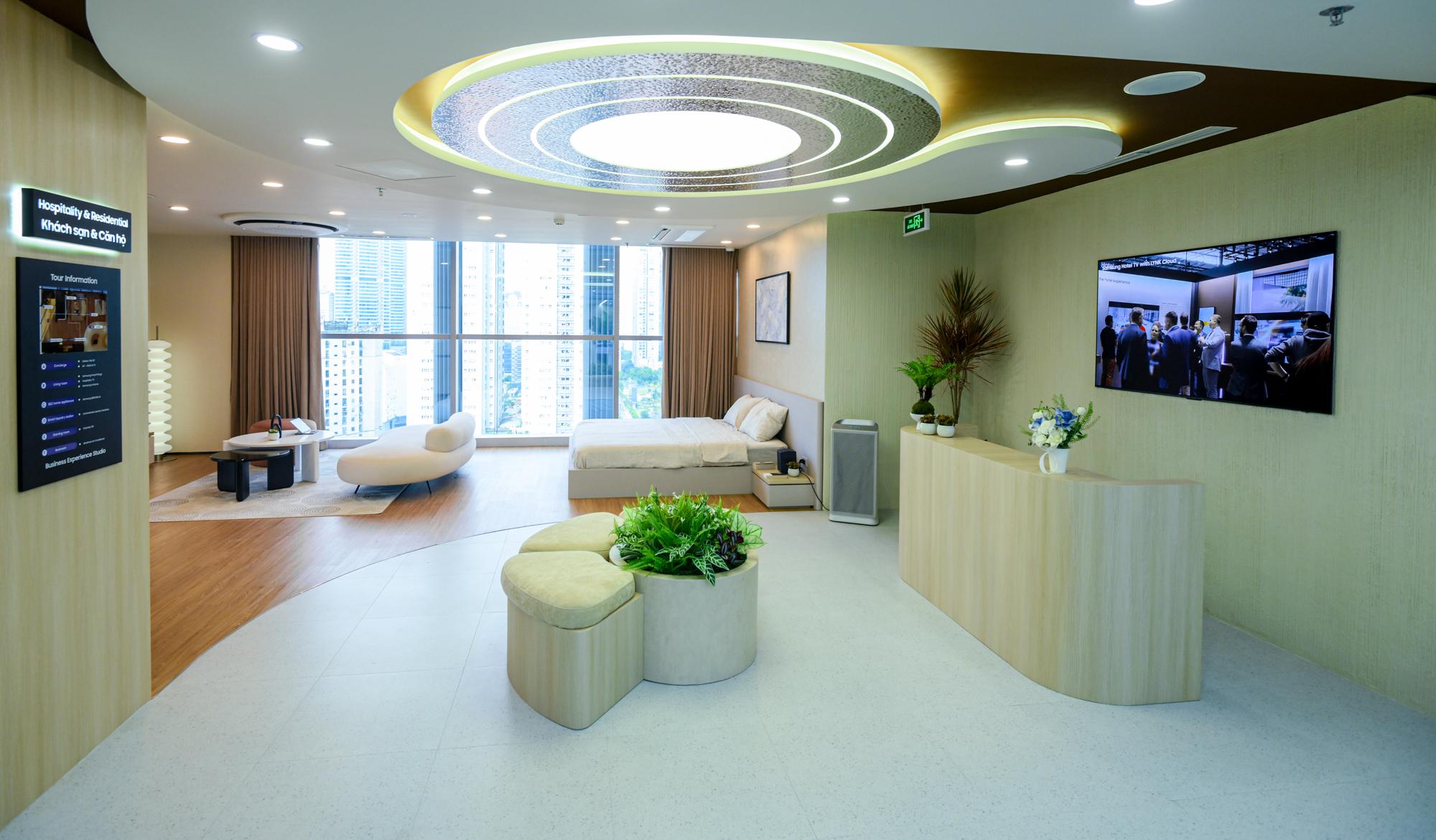 B&ecirc;n trong kh&ocirc;ng gian 522 m&sup2; Samsung vừa mở giữa H&agrave; Nội: m&agrave;n h&igrave;nh 3D kh&ocirc;ng cần k&iacute;nh, m&agrave;n h&igrave;nh ti&ecirc;u thụ 0,00 W v&agrave; một trung t&acirc;m điều h&agrave;nh thu nhỏ - Ảnh 5.