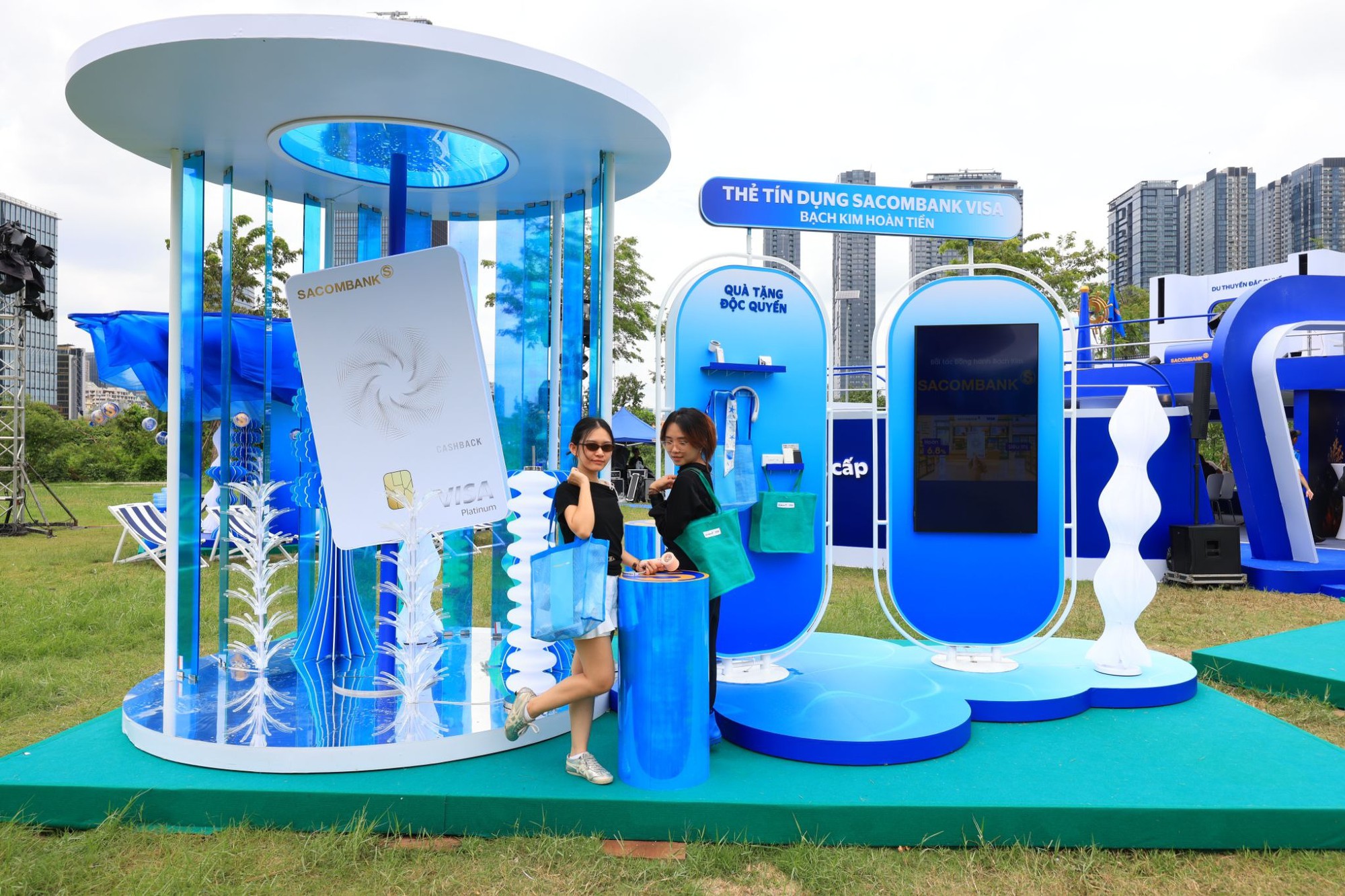 C&oacute; g&igrave; b&ecirc;n trong &ldquo;Si&ecirc;u du thuyền&rdquo; SACOMBANK Visa tại concert The Siren World Opens 2026? - Ảnh 10.