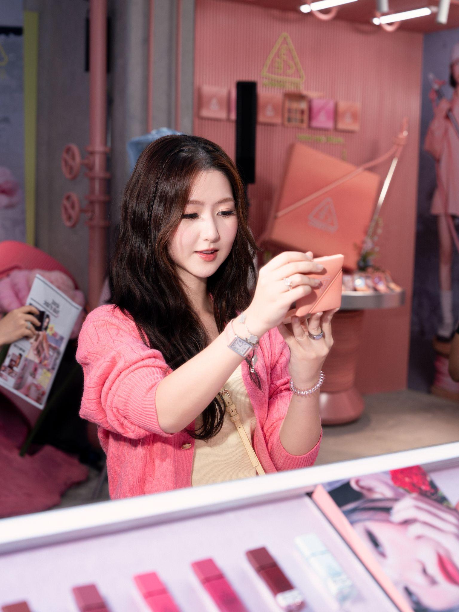 3CE khai trương Collab Pop-up Color District đầu ti&ecirc;n ở Việt Nam: Gương mặt đại diện người H&agrave;n xuất hiện, &ldquo;si&ecirc;u phẩm&rdquo; mới g&acirc;y ch&uacute; &yacute; - Ảnh 2.