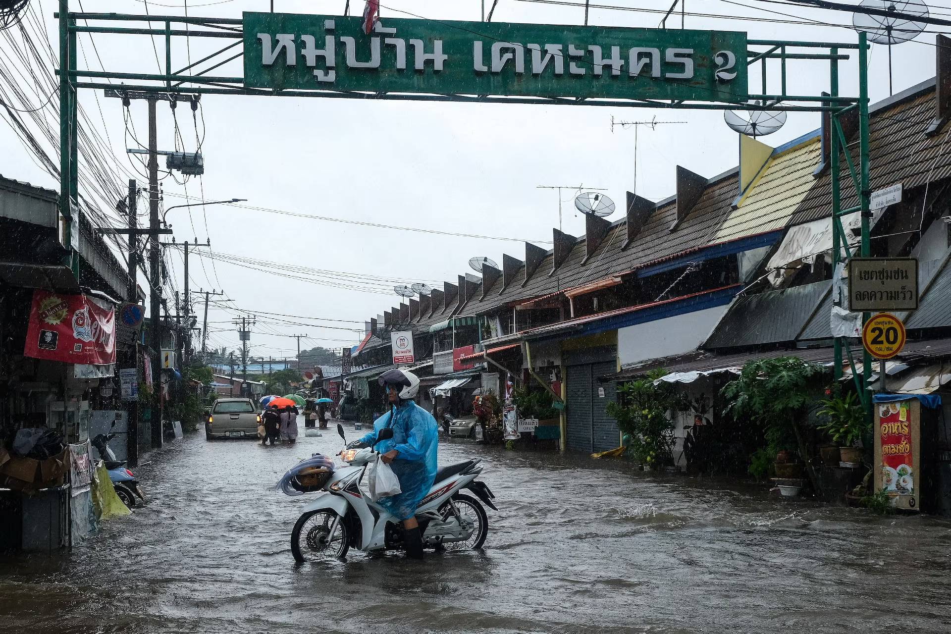 Cảnh b&aacute;o du kh&aacute;ch Việt đến Bangkok giữa thời điểm ngập lụt 'thảm họa'- Ảnh 3.