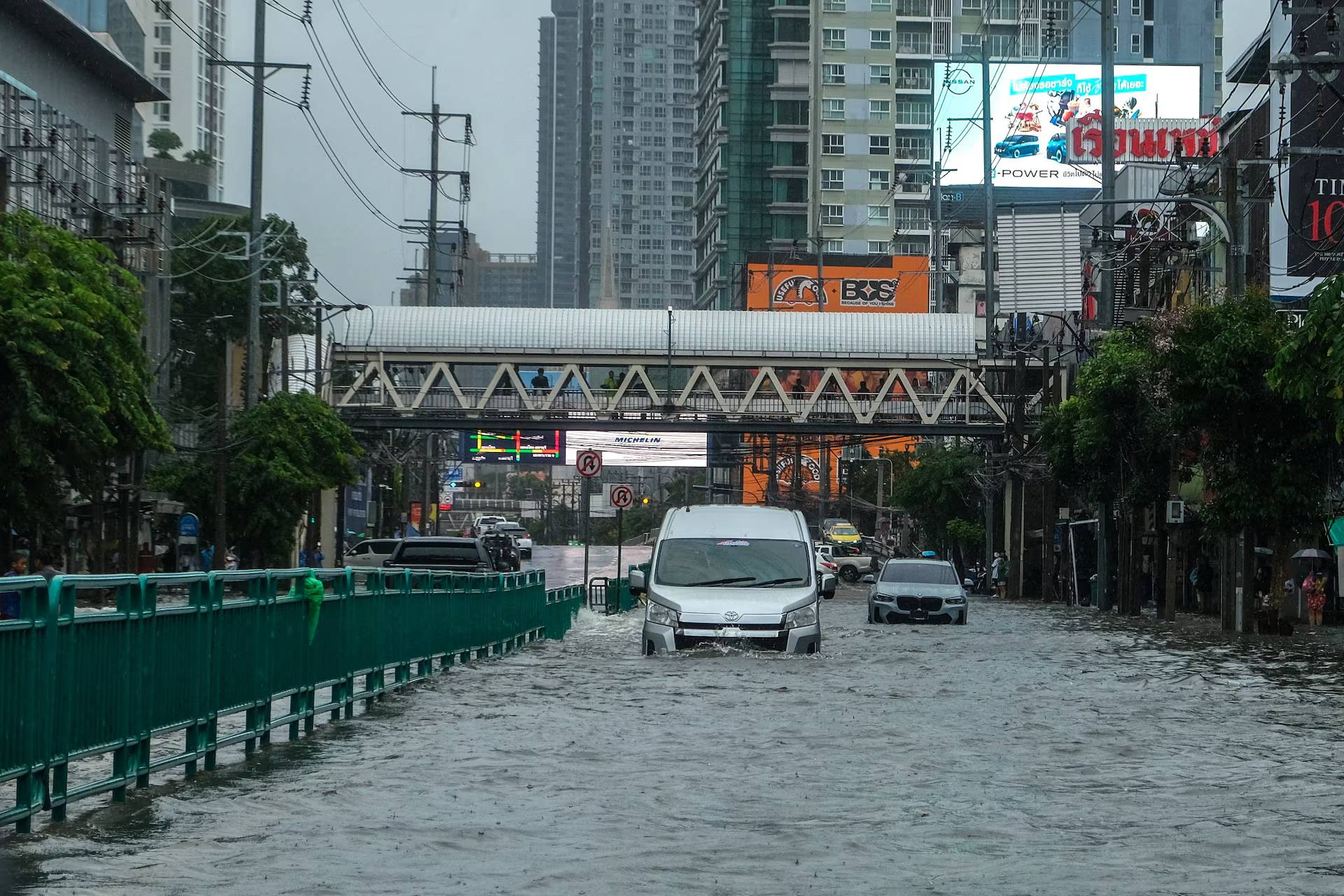 Cảnh b&aacute;o du kh&aacute;ch Việt đến Bangkok giữa thời điểm ngập lụt 'thảm họa'- Ảnh 4.