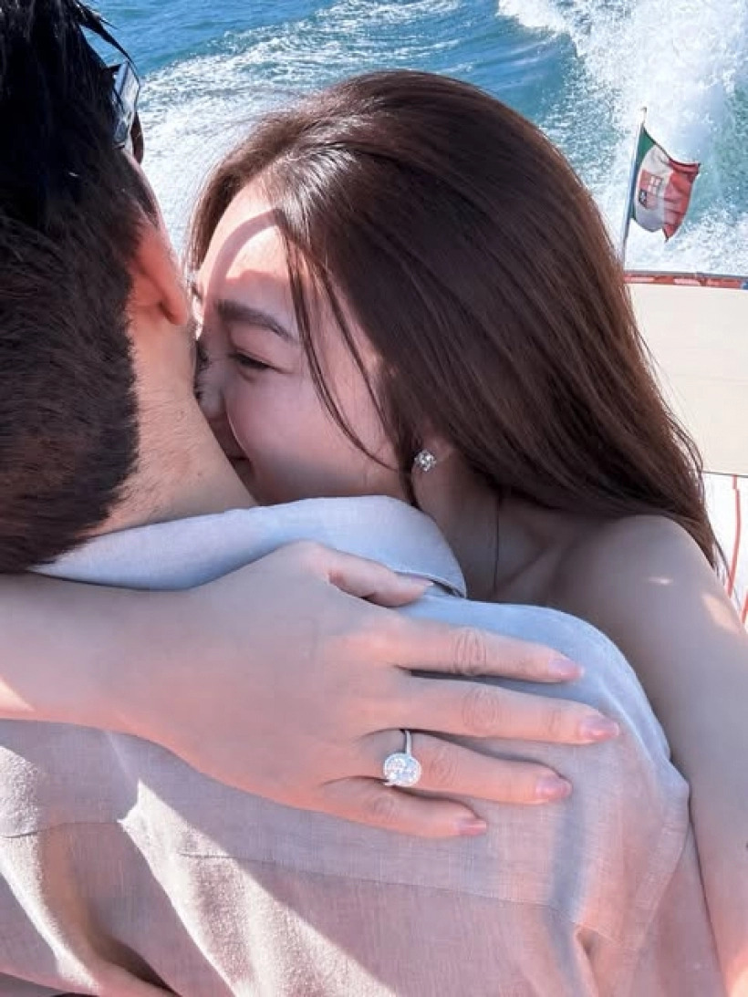 &ldquo;Ngọc nữ ph&ocirc;ng bạt&rdquo; được thiếu gia ngh&igrave;n tỷ ng&agrave;nh ng&acirc;n h&agrave;ng cầu h&ocirc;n bằng nhẫn kim cương khủng, nhan sắc đ&agrave;ng trai khiến MXH ngớ người- Ảnh 2.