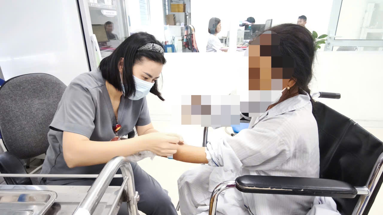 Hà Nội: Chó nhà cắn chủ khiến cụ bà 73 tuổi gãy hở xương, cụ ông 76 tuổi nằm liệt giường 6 năm bị cắn lóc da 25 cm- Ảnh 2.