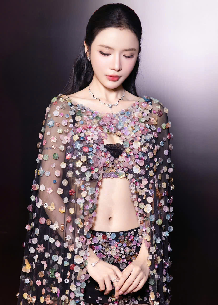 Gương mặt như b&uacute;p b&ecirc; sống của LyLy- Ảnh 10.