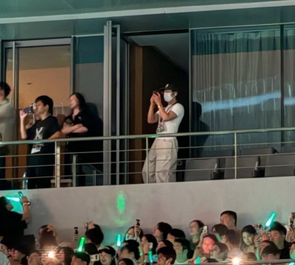 L&agrave;n s&oacute;ng phẫn nộ khủng khiếp từ fan Đầu Xu&acirc;n Tươi S&aacute;ng, 1 mỹ nam nhận b&atilde;o chỉ tr&iacute;ch v&igrave; qu&aacute; v&ocirc; duy&ecirc;n- Ảnh 3.
