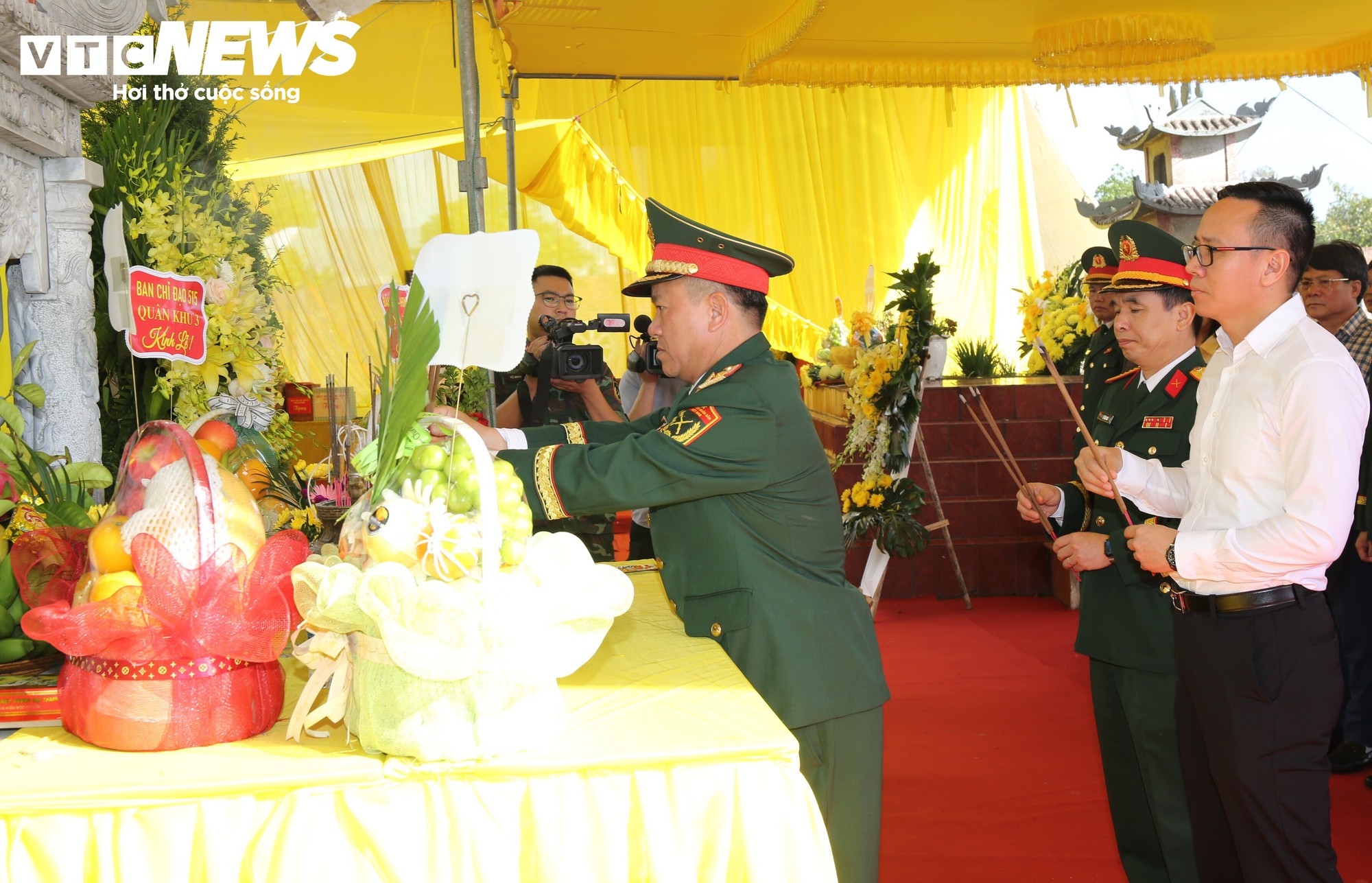 Khai quật mộ ch&ocirc;n tập thể, t&igrave;m h&agrave;i cốt 8 liệt sĩ bị s&aacute;t hại năm 1951- Ảnh 2.