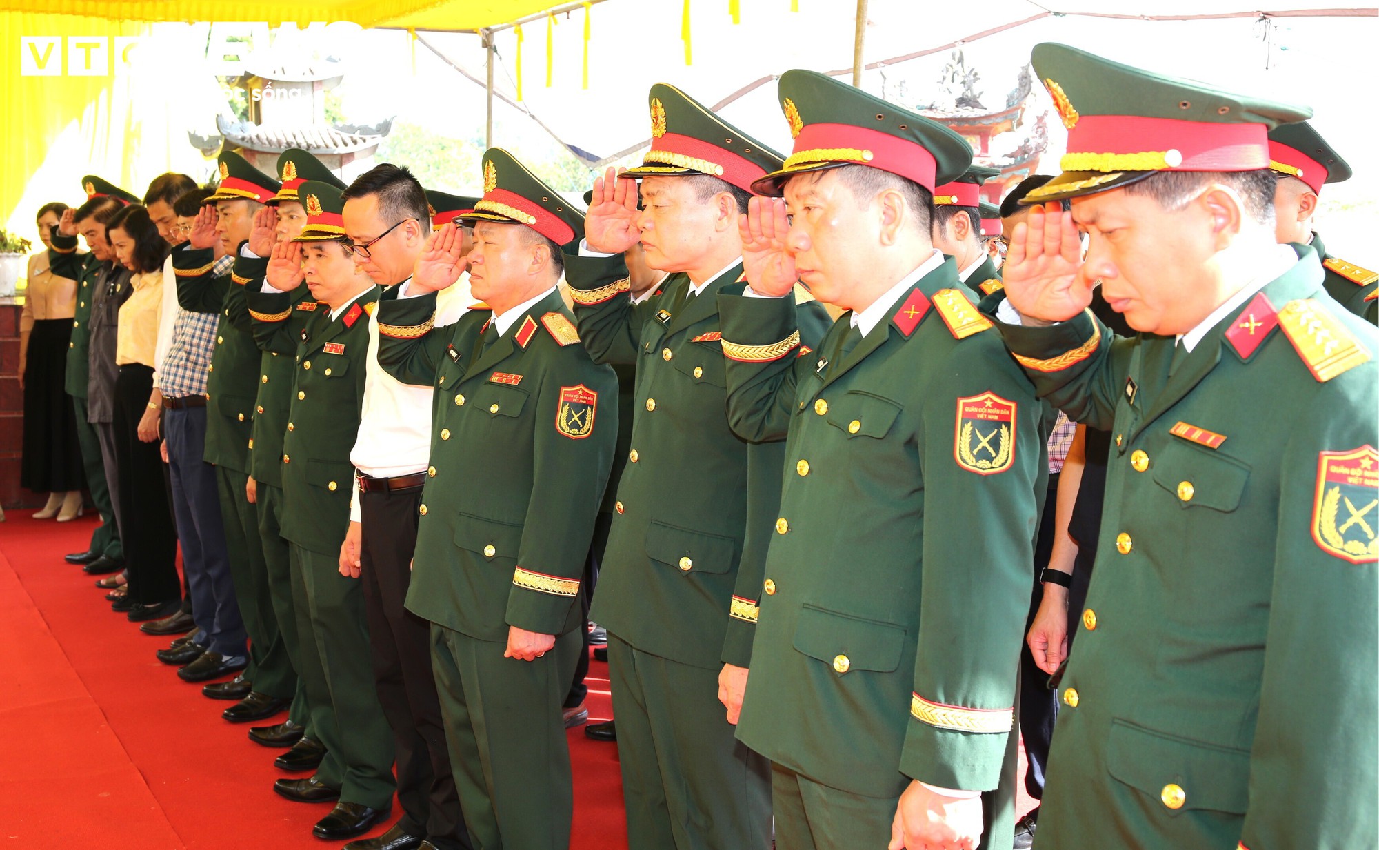 Khai quật mộ ch&ocirc;n tập thể, t&igrave;m h&agrave;i cốt 8 liệt sĩ bị s&aacute;t hại năm 1951- Ảnh 4.